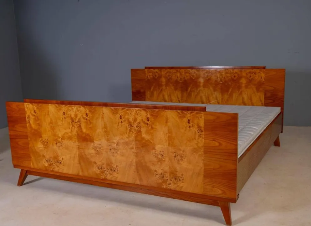 Ensemble de chambre vintage tchécoslovaque avec placage en noyer, lit et paire de tables de nuit, milieu du 20e siècle, 180 × 195 cm