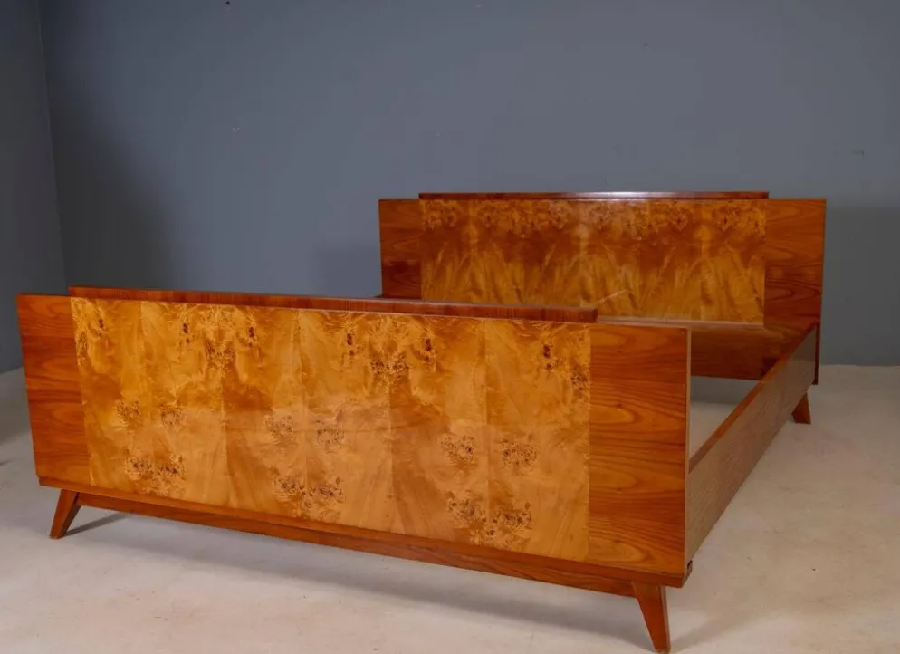 Ensemble de chambre vintage tchécoslovaque avec placage en noyer, lit et paire de tables de nuit, milieu du 20e siècle, 180 × 195 cm