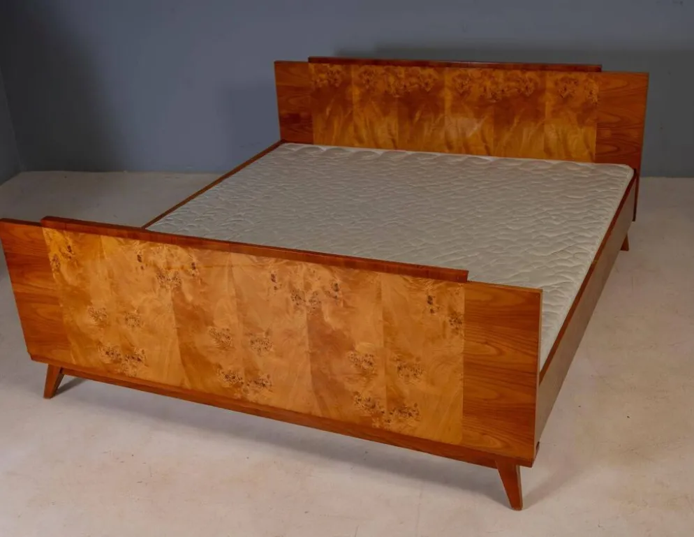 Ensemble de chambre vintage tchécoslovaque avec placage en noyer, lit et paire de tables de nuit, milieu du 20e siècle, 180 × 195 cm