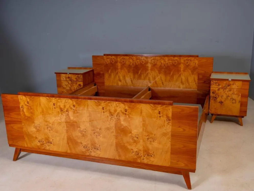 Ensemble de chambre vintage tchécoslovaque avec placage en noyer, lit et paire de tables de nuit, milieu du 20e siècle, 180 × 195 cm