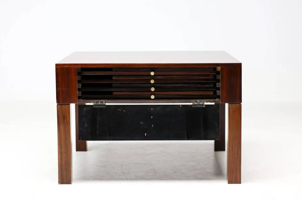 Ensemble de cinq tables d'appoint modernes en palissandre danois.