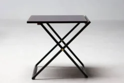 Ensemble de cinq tables d'appoint modernes en palissandre danois.