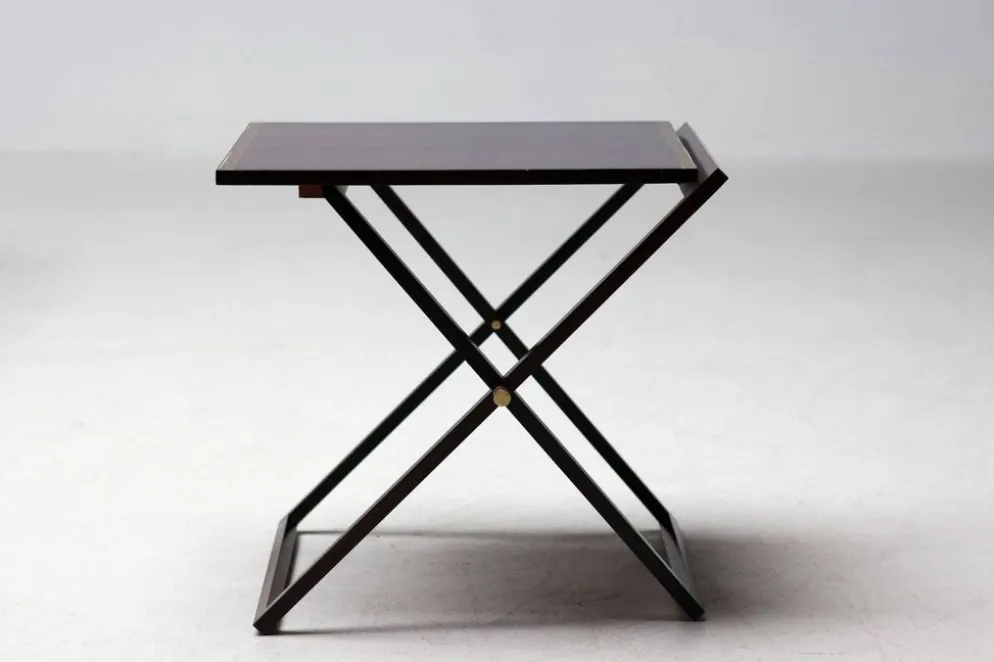 Ensemble de cinq tables d'appoint modernes en palissandre danois.