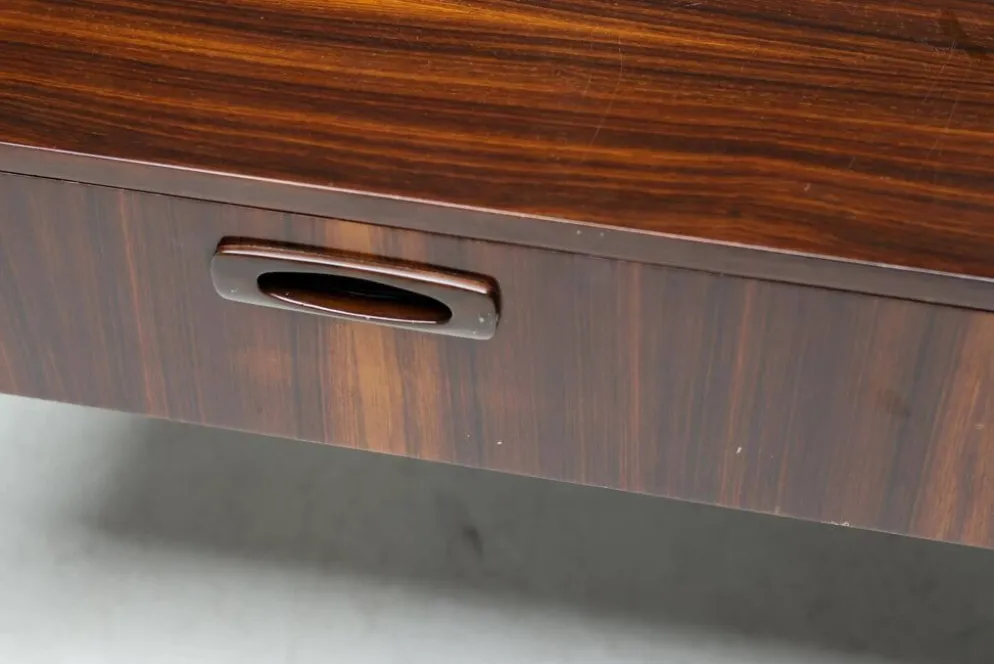 Ensemble de cinq tables d'appoint modernes en palissandre danois.