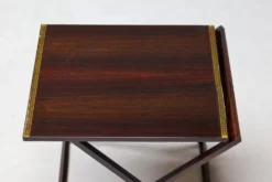Ensemble de cinq tables d'appoint modernes en palissandre danois.