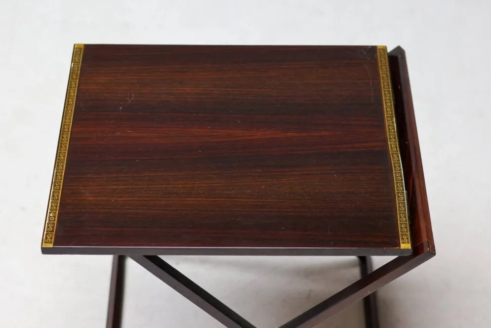 Ensemble de cinq tables d'appoint modernes en palissandre danois.