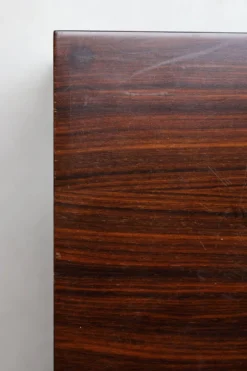 Ensemble de cinq tables d'appoint modernes en palissandre danois.