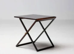 Ensemble de cinq tables d'appoint modernes en palissandre danois.