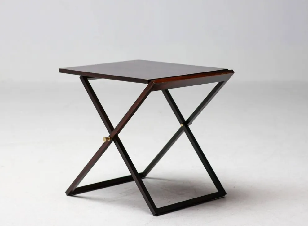 Ensemble de cinq tables d'appoint modernes en palissandre danois.
