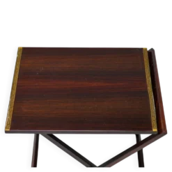 Ensemble de cinq tables d'appoint modernes en palissandre danois.