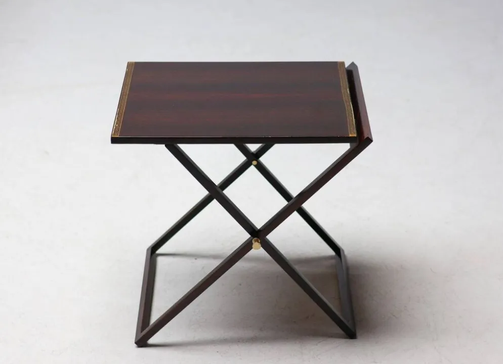 Ensemble de cinq tables d'appoint modernes en palissandre danois.