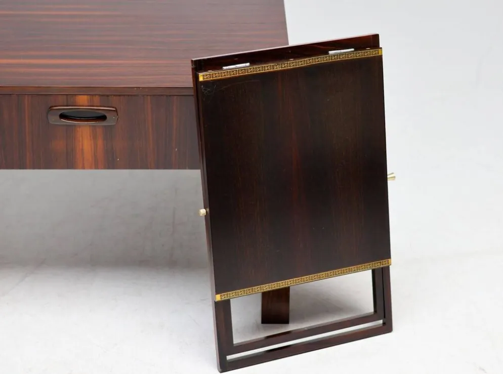 Ensemble de cinq tables d'appoint modernes en palissandre danois.