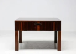 Ensemble de cinq tables d'appoint modernes en palissandre danois.
