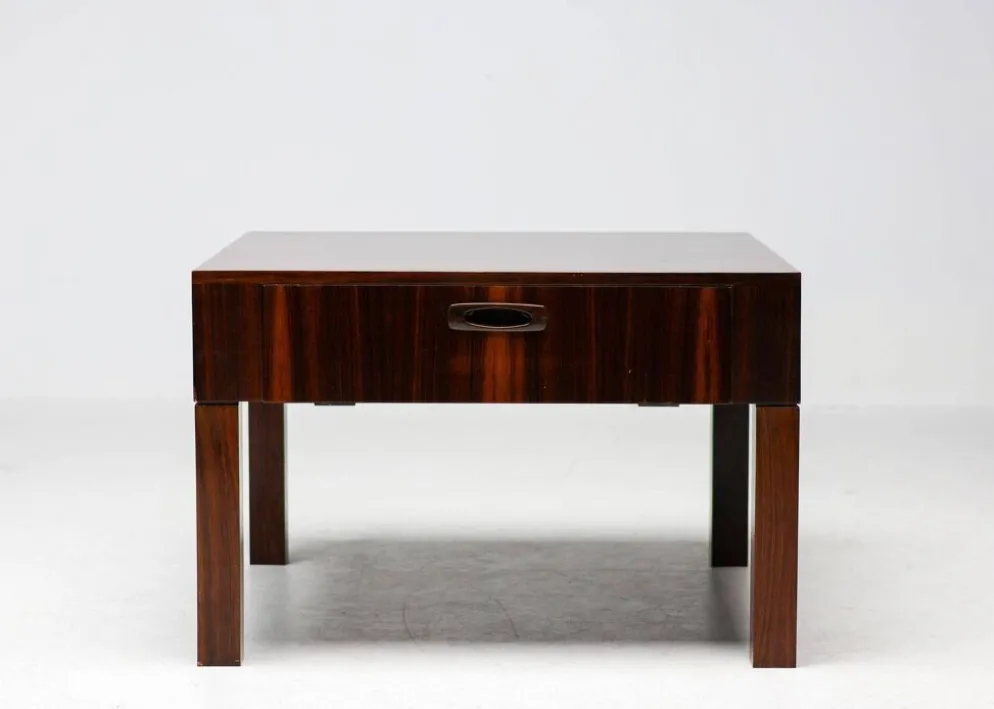 Ensemble de cinq tables d'appoint modernes en palissandre danois.