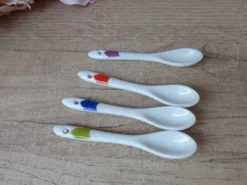 Ensemble de 4 coquetiers avec cuillères, salière et poivrière colorés vintage