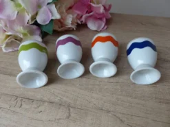 Ensemble de 4 coquetiers avec cuillères, salière et poivrière colorés vintage