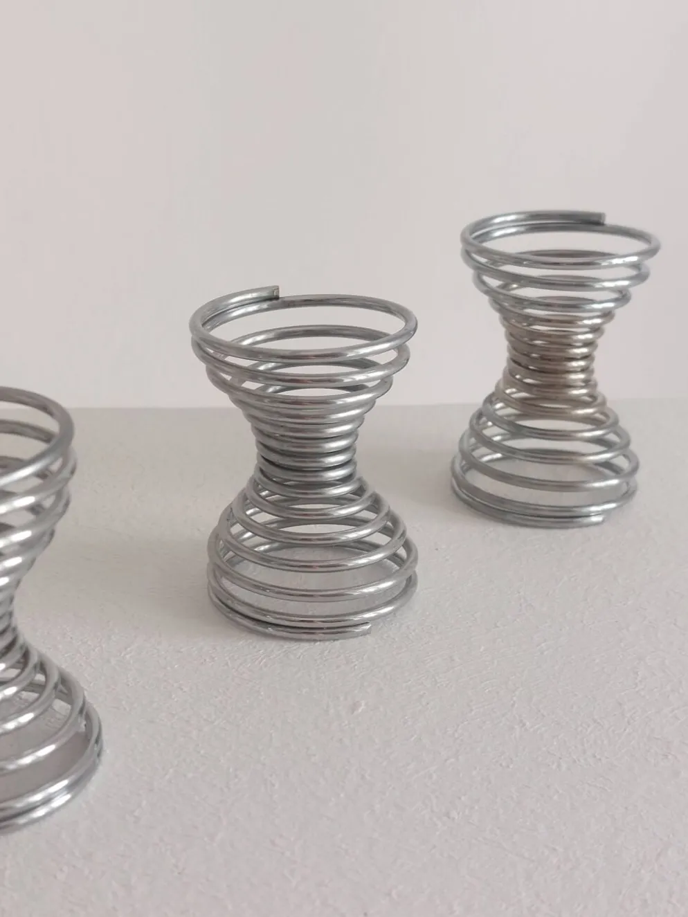 Ensemble de 5 coquetiers vintage postmodernes décor spirale style Memphis
