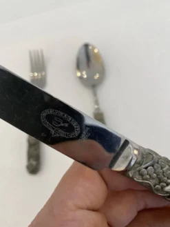 Ensemble de couteau, fourchette et cuillère en acier inoxydable Edwin Blyde & Co, années 1950.