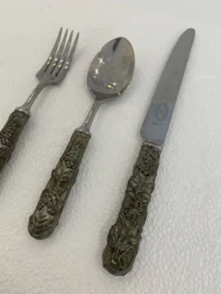 Ensemble de couteau, fourchette et cuillère en acier inoxydable Edwin Blyde & Co, années 1950.