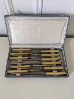Ensemble de 11 couteaux