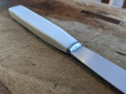 Ensemble de 10 couteaux de table vintages inox et bakélite