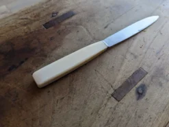 Ensemble de 10 couteaux de table vintages inox et bakélite