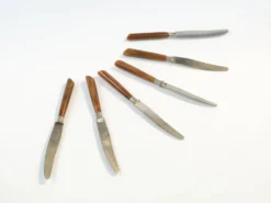 Ensemble de couteaux, style mid-century modern, bakélite marron, Suède, années 1950.