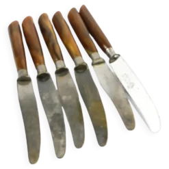 Ensemble de couteaux, style mid-century modern, bakélite marron, Suède, années 1950.