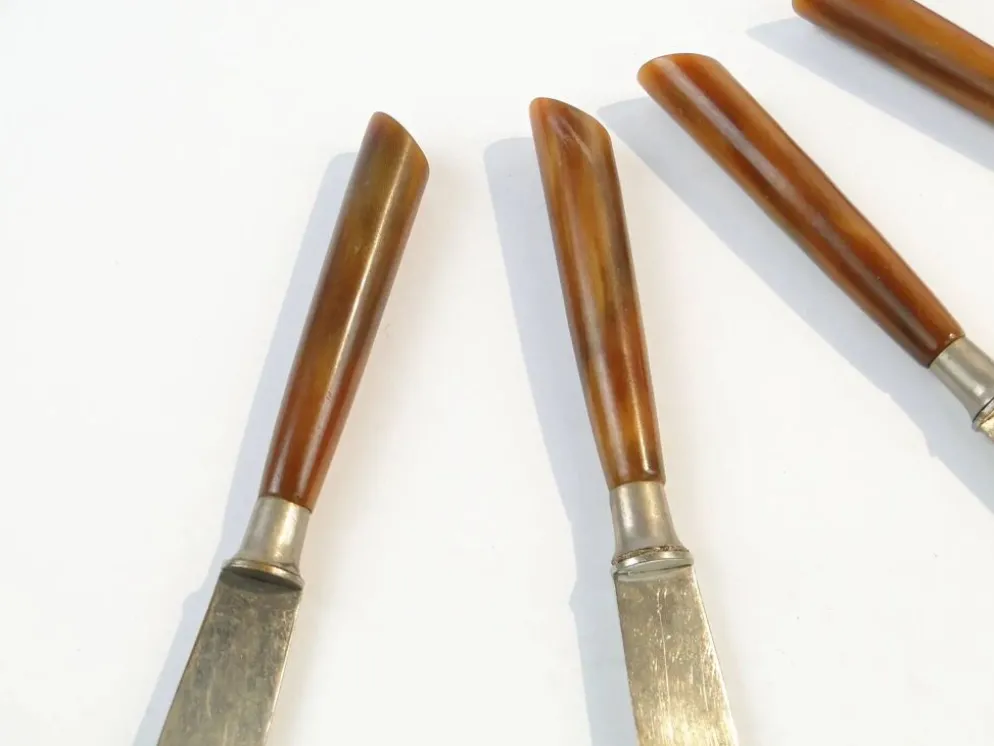 Ensemble de couteaux, style mid-century modern, bakélite marron, Suède, années 1950.