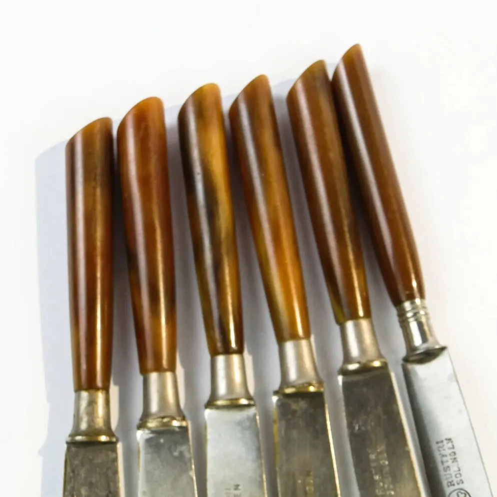 Ensemble de couteaux, style mid-century modern, bakélite marron, Suède, années 1950.