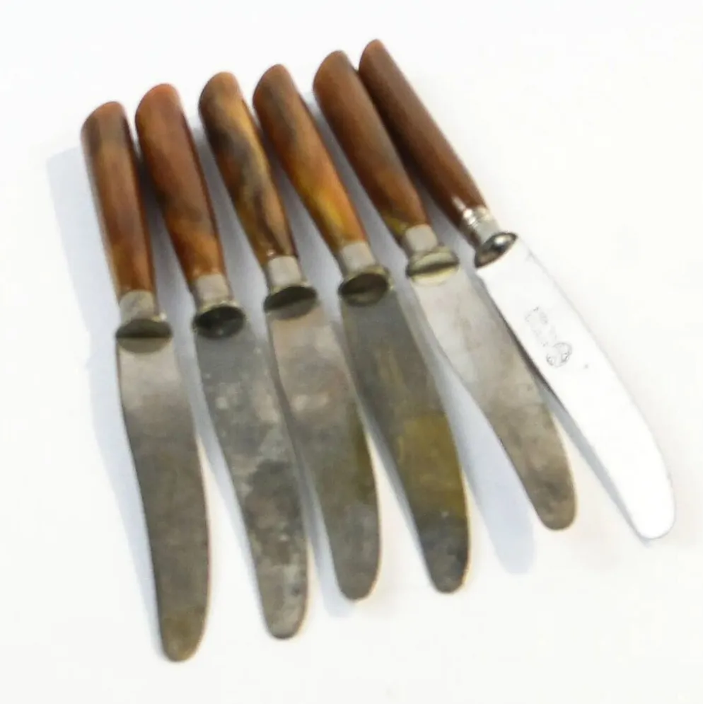 Ensemble de couteaux, style mid-century modern, bakélite marron, Suède, années 1950.