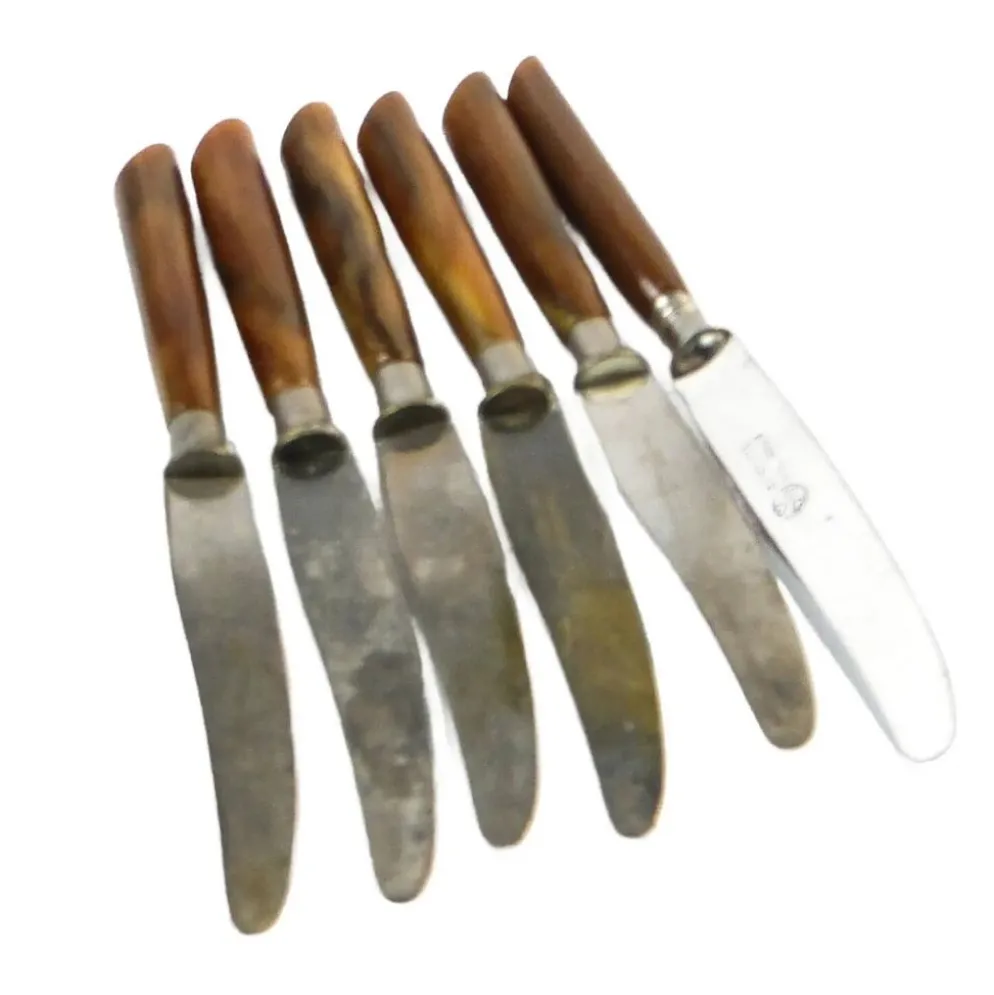 Ensemble de couteaux, style mid-century modern, bakélite marron, Suède, années 1950.