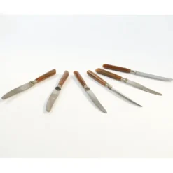 Ensemble de couteaux, style mid-century modern, bakélite marron, Suède, années 1950.