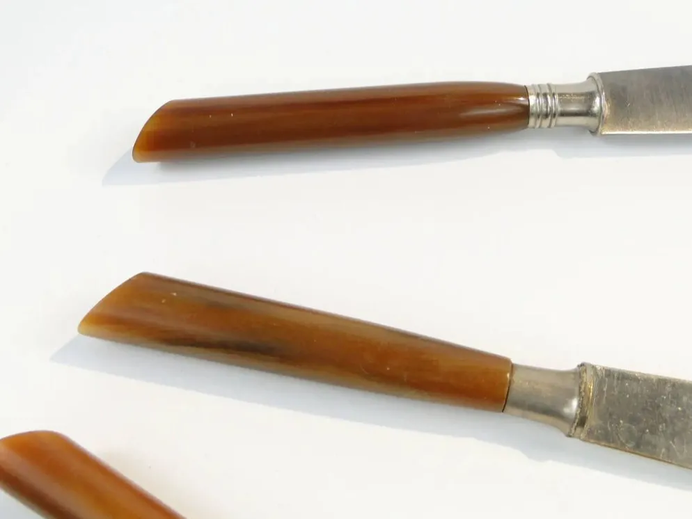 Ensemble de couteaux, style mid-century modern, bakélite marron, Suède, années 1950.