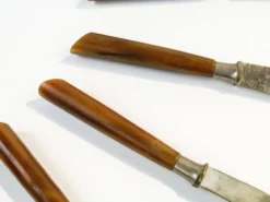 Ensemble de couteaux, style mid-century modern, bakélite marron, Suède, années 1950.