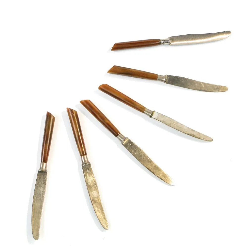 Ensemble de couteaux, style mid-century modern, bakélite marron, Suède, années 1950.
