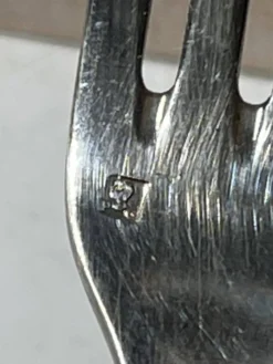 Ensemble de couverts anciens pour enfant en métal argenté