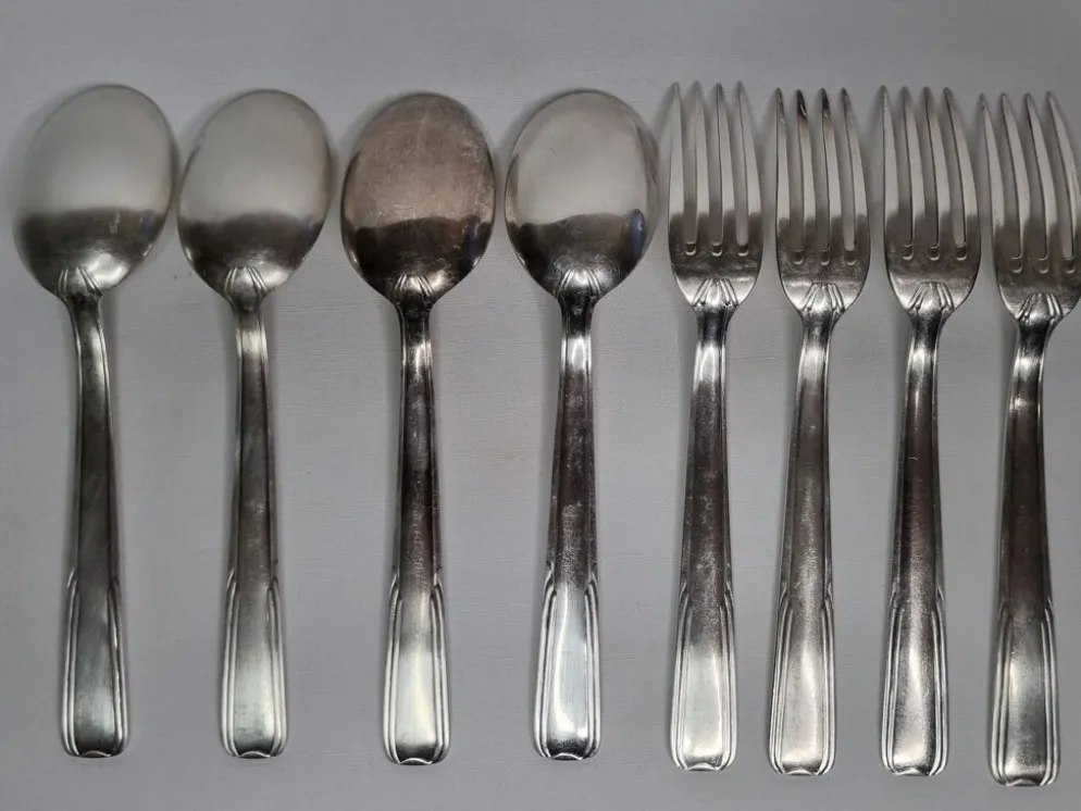 Ensemble de 8 couverts, cuillères à soupe et fourchette "dixi" en métal argenté