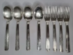 Ensemble de 8 couverts, cuillères à soupe et fourchette