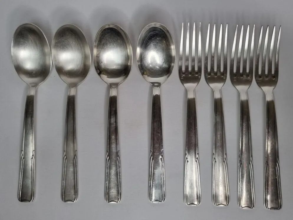 Ensemble de 8 couverts, cuillères à soupe et fourchette "dixi" en métal argenté
