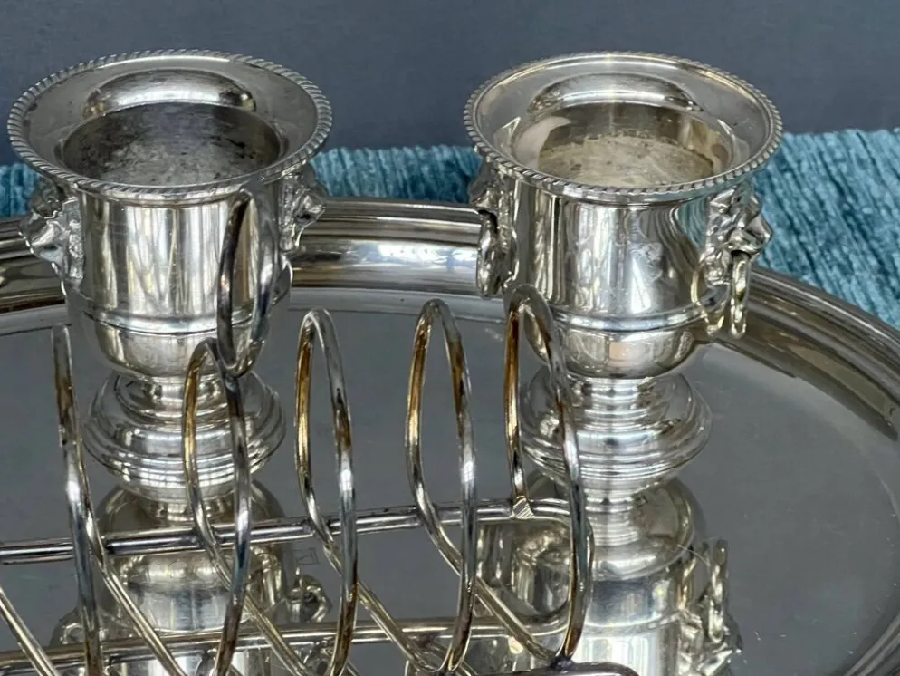 Ensemble de couverts en métal argenté Christofle.
