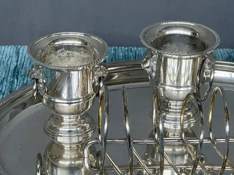 Ensemble de couverts en métal argenté Christofle.
