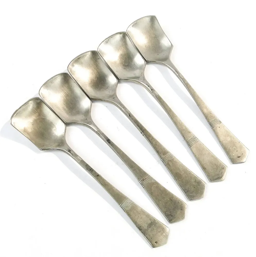 Ensemble de 5 cuillères à glace, métal blanc argenté, Allemagne, années 1930.