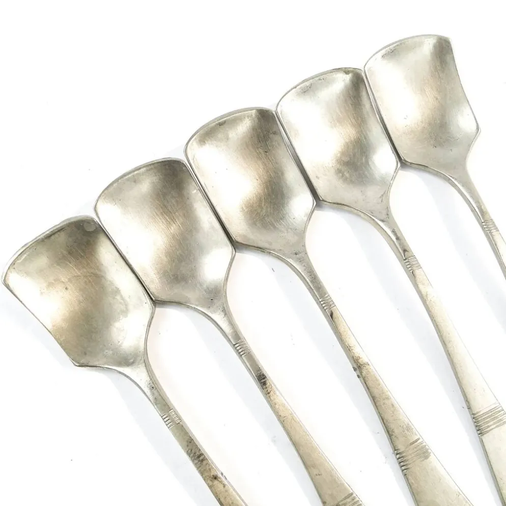 Ensemble de 5 cuillères à glace, métal blanc argenté, Allemagne, années 1930.