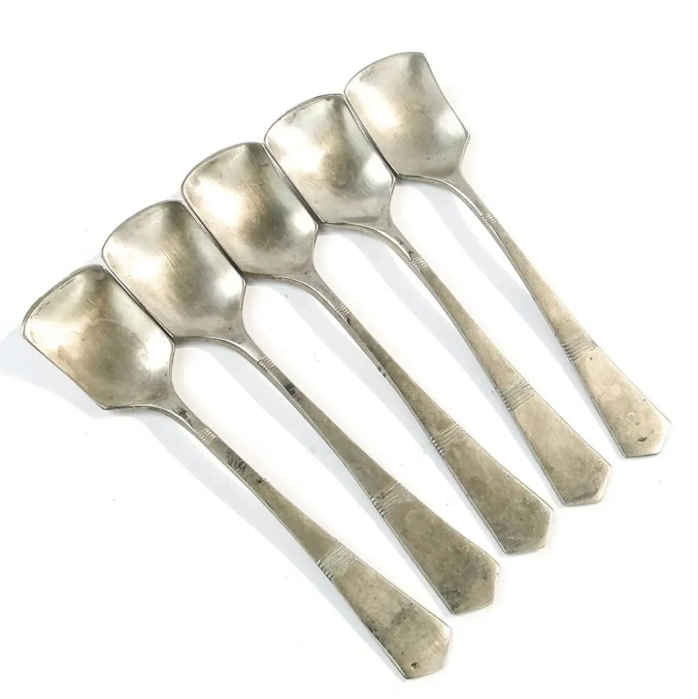 Ensemble de 5 cuillères à glace, métal blanc argenté, Allemagne, années 1930.