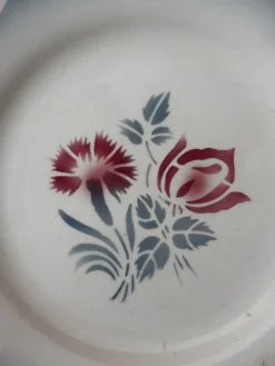 Ensemble de deux assiettes plates fleuries en faïence