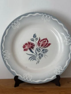 Ensemble de deux assiettes plates fleuries en faïence