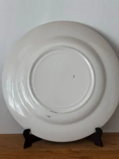 Ensemble de deux assiettes plates fleuries en faïence