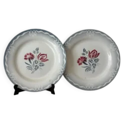 Ensemble de deux assiettes plates fleuries en faïence