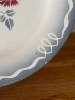 Ensemble de deux assiettes plates fleuries en faïence